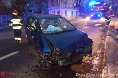 Pijana skosiła betonowy mur. Zatrzymano jej brytyjskie prawo jazdy - film