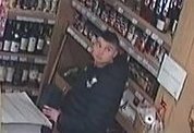 Ukradł butelkę whisky. Policja opublikowała zdjęcia z monitoringu - foto