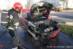 Samochód zapalił się w trakcie jazdy. Kierująca zdążyła uciec - foto