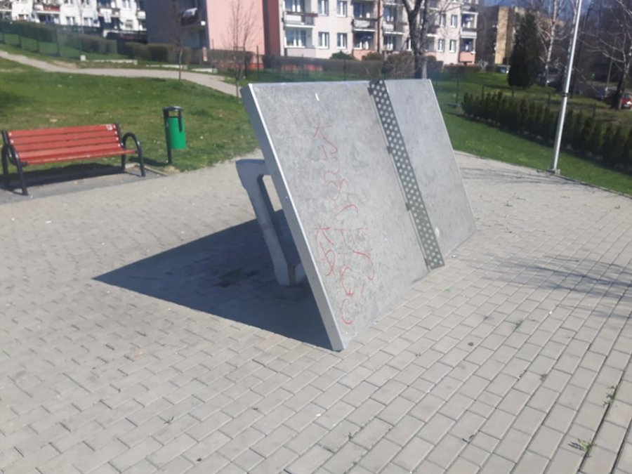 Wandale upatrzyli sobie to miejsce. Kolejna demolka na Beskidzkim - foto