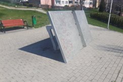 Wandale upatrzyli sobie to miejsce. Kolejna demolka na Beskidzkim - foto