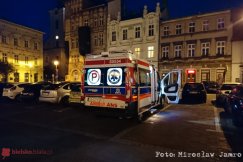 Na parapecie okna była kobieta? Przyjechali ze skokochronem - foto
