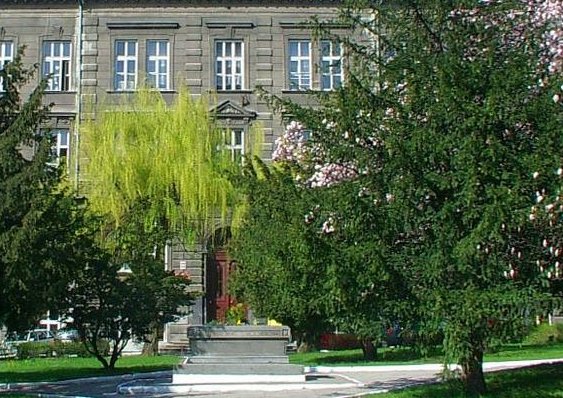 W „Dwójce” trwają planowe zajęcia dydaktyczne. Dlaczego nie ma strajku?