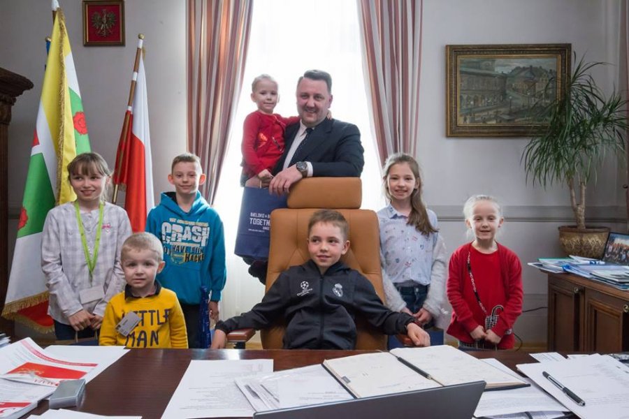 Zamiast do szkoły, idą do urzędu. Prezydent zaprosił dzieci do gabinetu - foto