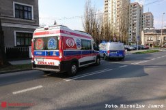 Nieudany wyjazd z parkingu. Uderzyła autem w drzewo - foto