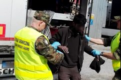 Nielegalni imigranci w ciężarówce z rudą cynku - foto