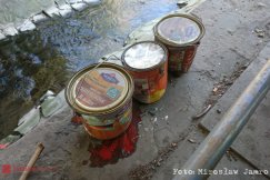 Puszki z farbą w potoku. Skażenie wody w rejonie ul. Górskiej? - foto