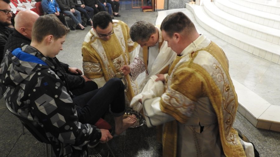 Biskup obmył i ucałował nogi dwunastu mężczyznom - foto