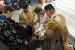 Biskup obmył i ucałował nogi dwunastu mężczyznom - foto