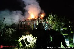 Pożar altany na rodzinnych ogródkach działkowych - film