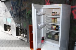 Ustawili lodówkę na ulicy. Niech żywność nie trafia na śmietnik!