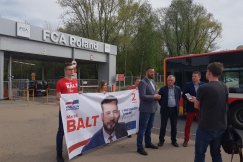 Lider związkowy popiera kandydata SLD. Rekomendacja przed bramą FCA - foto