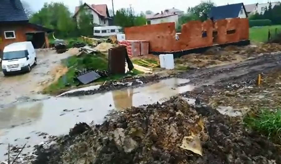 Budowa tonie w ściekach sąsiadów. „Ręce opadają, dosłownie”