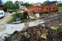 Budowa tonie w ściekach sąsiadów. „Ręce opadają, dosłownie”