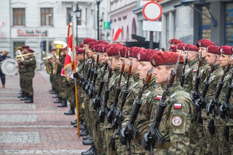 Defilada na placu Ratuszowym. Przemówienia z asystą honorową