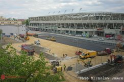Gorączkowe prace na parkingu przy stadionie. Trzeba zdążyć przed mundialem! - foto