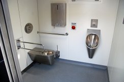 Nie ma pieniędzy na stacjonarną toaletę. Został im tylko Toi Toi