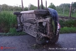 Ucieczka po kolizji zakończona dachowaniem. Sprawczyni była pijana - film