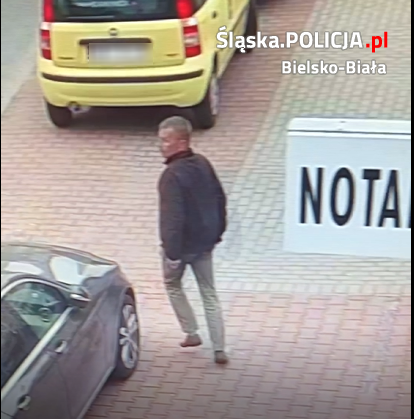 Złodziej ukradł portfel z pieniędzmi. Policja publikuje zdjęcia z monitoringu - foto