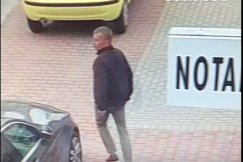 Złodziej ukradł portfel z pieniędzmi. Policja publikuje zdjęcia z monitoringu - foto