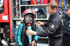 Straż pożarna i policja w szpitalu. Wielkie torby pełne prezentów - foto
