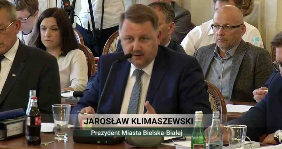 Absolutorium bez jednomyślności. Podziękowania dla Jacka Krywulta