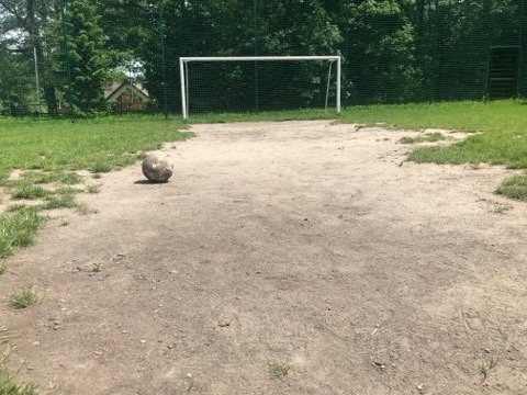 Orlik na Bulwarach Straceńskich? Teraz boisko przypomina klepisko - foto