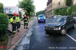 Zatrzymał mercedesa na ścianie Poczty Polskiej - film