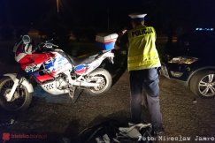 Auto wpadło na parking. Dwa pojazdy uszkodzone - foto