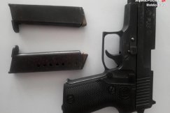 Siedział w aucie obok zamkniętego sklepu. Pod fotelem miał pistolet - foto