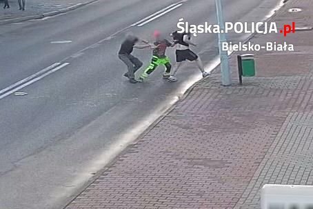 Atak nożownika na ruchliwej ulicy. Obezwładnił go jeden z kierowców - foto