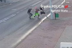 Atak nożownika na ruchliwej ulicy. Obezwładnił go jeden z kierowców - foto