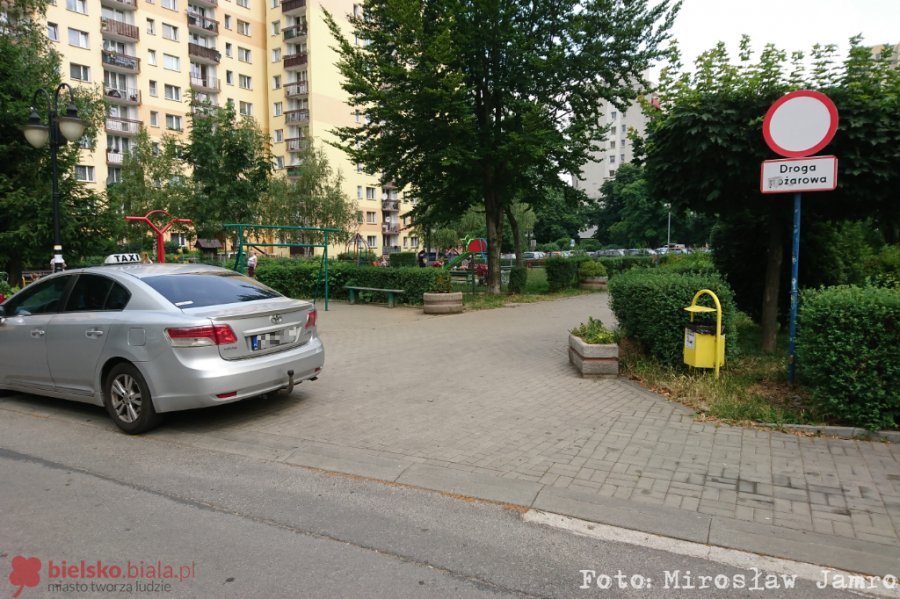 Taksówkarz na drodze pożarowej. Auta zablokowały całą szerokość chodnika - foto