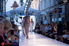 Prześliczne modelki na ul. Ratuszowej. Rewia mody w klimacie secesji ZDJĘCIA