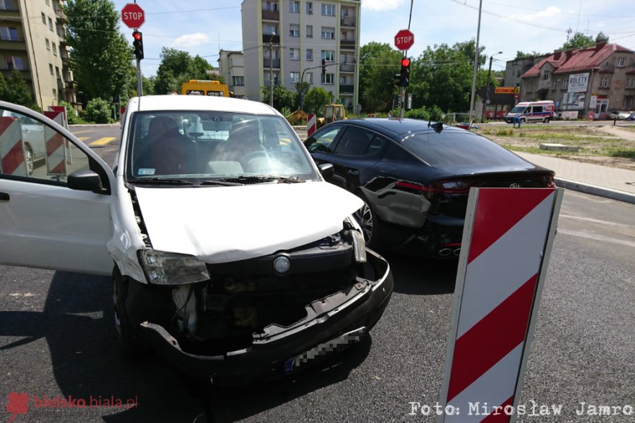 Zderzenie dwóch osobówek. Na miejscu nieoznakowana kia stinger - foto