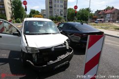 Zderzenie dwóch osobówek. Na miejscu nieoznakowana kia stinger - foto