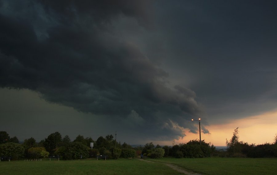 Trąby powietrzne nad Bielskiem-Białą? Synoptycy ostrzegają przed burzami!