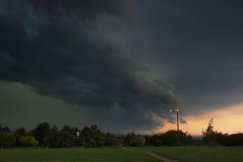 Trąby powietrzne nad Bielskiem-Białą? Synoptycy ostrzegają przed burzami!