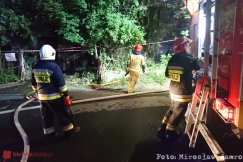 Pożar pustostanu. Strażacy uratowali życie dwóm mężczyznom - film