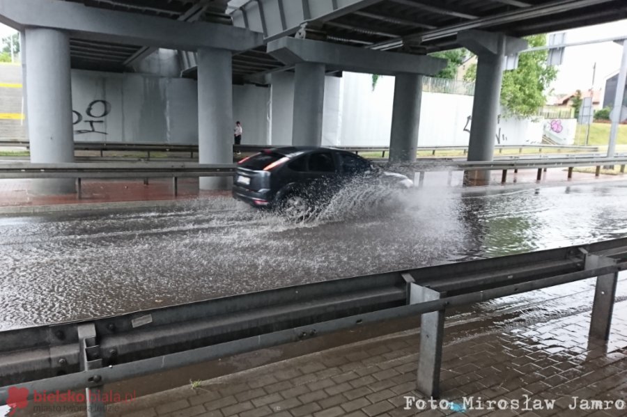Urwanie chmury w Bielsku-Białej. Zalane ulice i piwnice - foto