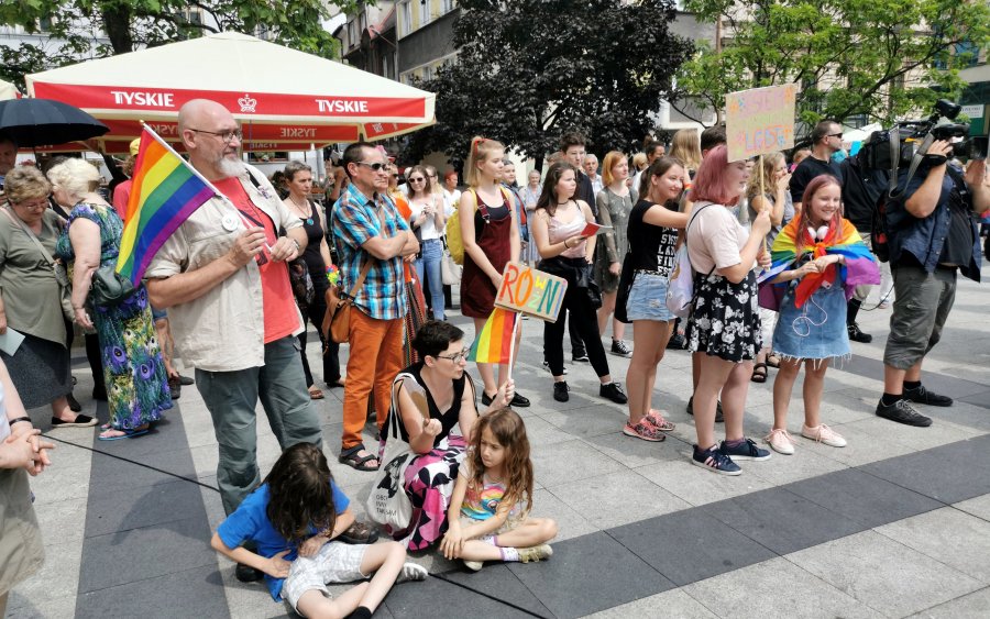 Tęczowa manifestacja na placu Chrobrego. Sprzeciwiają się przemocy - foto