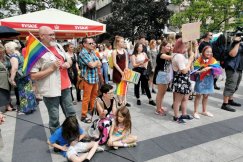 Tęczowa manifestacja na placu Chrobrego. Sprzeciwiają się przemocy - foto