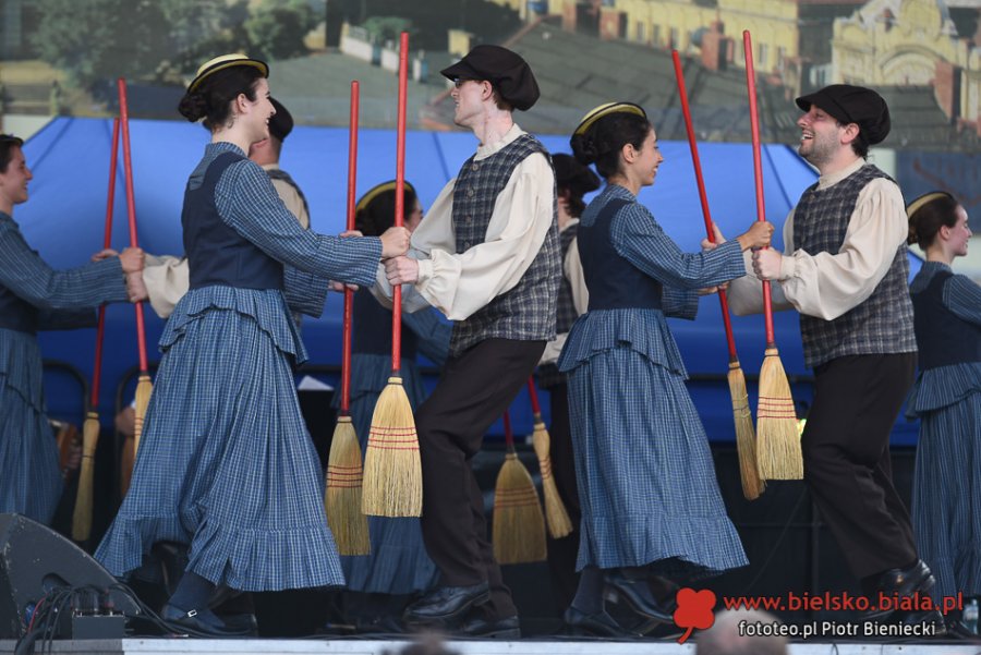 Folklor na bielskim Rynku. Publiczność klaskała na stojąco ZDJĘCIA
