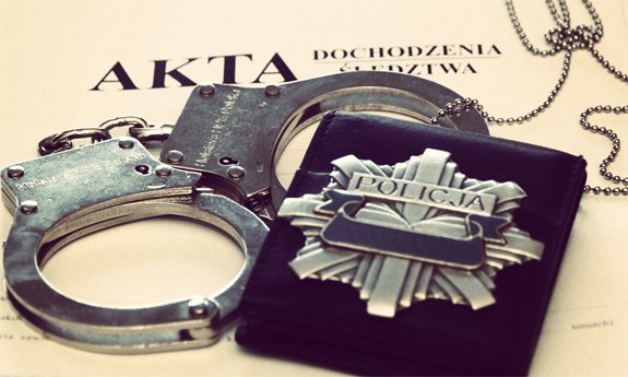 Zaatakowali ekspedientkę. Odpowiedzą za kradzież rozbójniczą