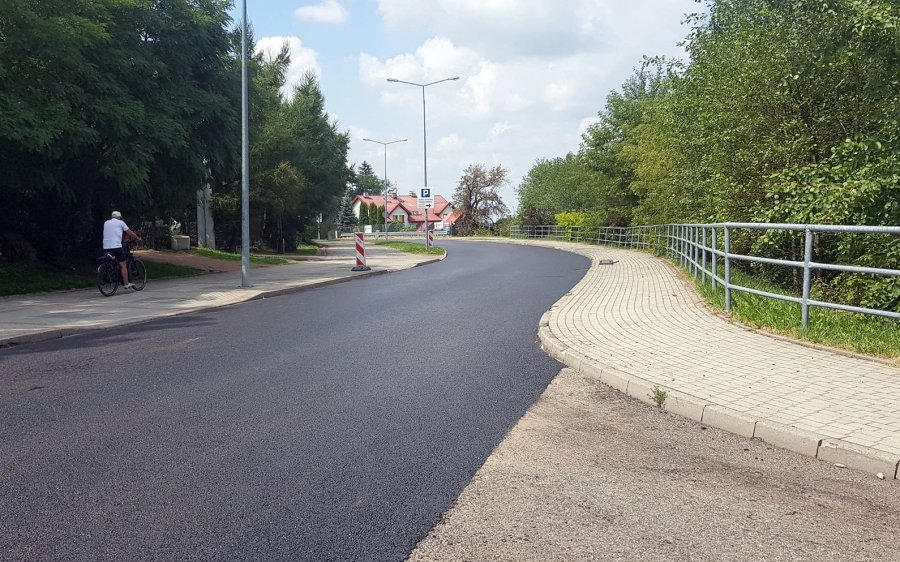 Świeży asfalt na Karbowej. Przygotowania do wielkiego wyścigu - foto