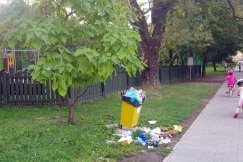 Śmieci w parku wywalają się z kosza. Przyczyną szczyt sezonu? - foto