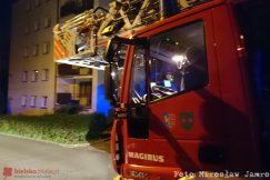 Nastolatka chciała skoczyć z balkonu. Na miejscu drabina ze skokochronem - foto