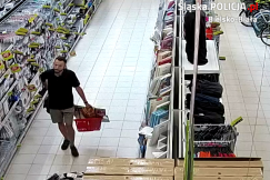 Włamał się do sejfera i skradł telefony. Policja publikuje wizerunek złodzieja