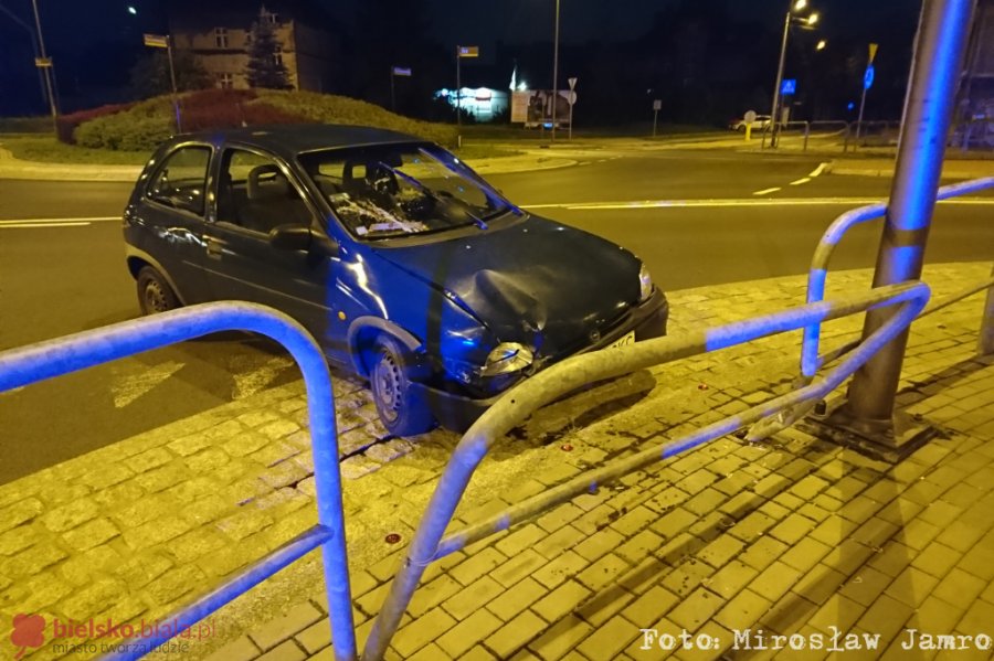 Nietrzeźwa i bez prawa jazdy uderzyła autem w barierę - foto