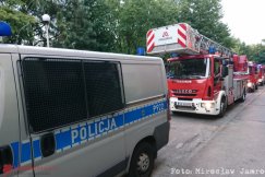 Z okna wieżowca wydobywał się dym. Na miejscu interweniowali strażacy - foto